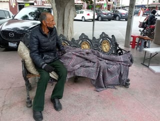 Benito Antonio Ramírez es el hombre que tiene ya varios años viviendo y durmiendo en la Plaza Principal, donde la gente le da alimento o dinero para que sobreviva. (EL SIGLO DE TORREÓN)