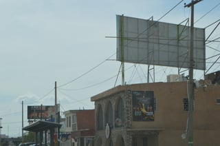 Van por revisión física de anuncios espectaculares de Torreón ante cercanía de temporada de tolvaneras.