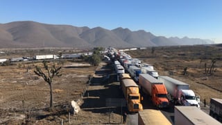 Cientos vehículos y tráileres quedaron varados en ambas carreteras por más de diez horas. (EL SIGLO COAHUILA)
