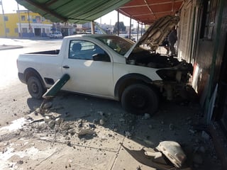 La camioneta Volkswagen Saveiro quedó muy dañada de la parte frontal tras el impacto.