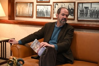 El escritor y periodista Juan Villoro estuvo en esta casa editorial presentado su más reciente novela.