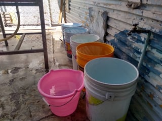 Reclaman vecinos de la colonia Antigua Aceitera de Torreón que ya padecen la falta de agua potable, pese a que aún es invierno.