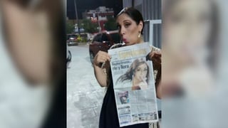 (Muy contenta. Regina Orozco  posó con su portada de El Siglo de Torreón en junio de 2015. FOTO: EL SIGLO DE TORREÓN)
