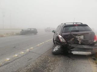 Fue la mañana de hoy que se registró el accidente entre una camioneta Chevrolet y un vehículo Volkswagen. (EL SIGLO COAHUILA)