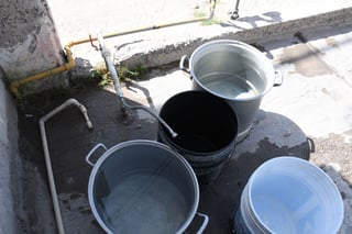 Apenas el jueves pasado los vecinos de la colonia Compresora habían reportado también baja presión y en algunos casos desabasto de agua potable en sus domicilios. (ARCHIVO)