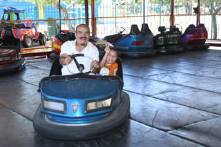 Muy felices. La pequeña, Cynthia Campos, y Arturo Ortiz jugaron con los carritos chocones de la Alameda. (FERNANDO COMPEÁN)