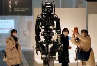 La exposición 'You and Robots - What is it to be Human?' (Tú y los robots - ¿Qué es ser humano?), en el Museo Nacional de Ciencias Emergentes e Innovación (Miraikan) de Tokio, 'no busca sólo mostrar muchos robots, sino hacer reflexionar sobre el cuerpo, la mente y la vida del ser humano a través de los robots', (ARCHIVO) 