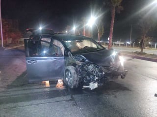 El joven de 16 años estrelló una camioneta Toyota Sienna contra un arbotante del alumbrado público en Gómez Palacio.