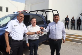 El gobernador Rosas Aispuro entregó la llave al alcalde de Lerdo Homero Martínez y al director de Seguridad Pública Zacarías Espino. (ARCHIVO)
