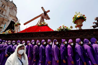 Fieles católicos participan en la procesión de Jesús del Perdón, desde la Iglesia de San Francisco el Grande, en la Ciudad de Antigua Guatemala. (ARCHIVO)