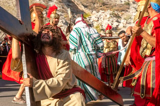 Con la cruz a cuestas, Jesús subió a paso lento por la rampa del Cerro de las Noas; los asistentes lo observaban con asombro. (ÉRICK SOTOMAYOR)
