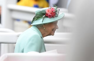 Isabel, que es la monarca británica más longeva de la historia, ha pasado gran parte de los dos últimos años en el castillo de Windsor, al oeste de Londres, donde se refugió durante la pandemia. (ARCHIVO)