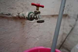 Señala Simas Torreón que sí se suministra agua a todo el sector Centro, pero actualmente es en la modalidad del 'tandeo'.