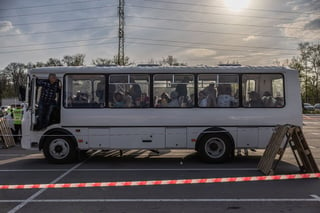 El presidente ucraniano Volodymyr Zelenskyy elogió la evacuación y dijo que se tiene previsto que más de 100 civiles. (ARCHIVO)