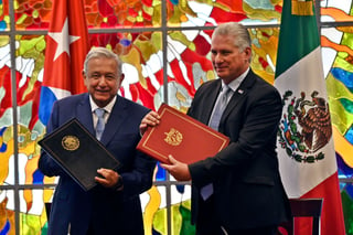 El presidente de Cuba agradeció a su homólogo de México, Andrés Manuel López Obrador 'su posición firme' de rechazar el bloqueo económico de Estados Unidos sobre la isla. (ARCHIVO)