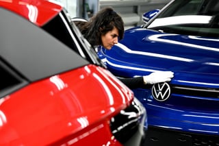 En China el grupo Volkswagen redujo las ventas hasta abril hasta 896 mil 700 unidades. (ARCHIVO)