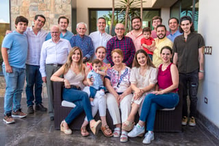 Don Julio Pérez Muro acompañado por sus hijos Christa, Mauricio, Julio, Adelina, Alberto, Olga, Ana, Vicente y sus nietos y bisnietos.