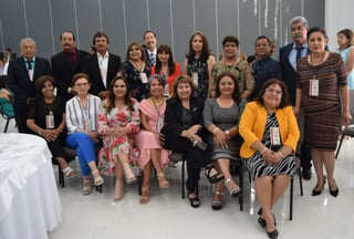 Maestras y maestros de la región lagunera, área Coahuila, recibieron su reconocimiento por 40 años.