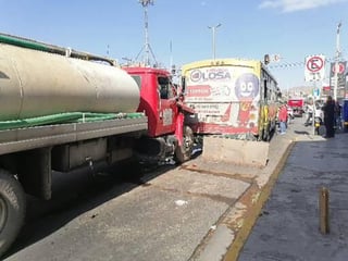 El choque entre las unidades de transporte público y la pipa ocurrió en calles del Centro de Torreón.