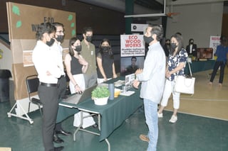 Los jóvenes de último grado de preparatoria participaron con proyectos ecológicos en Feria de Emprendedores. (FERNANDO COMPEÁN)