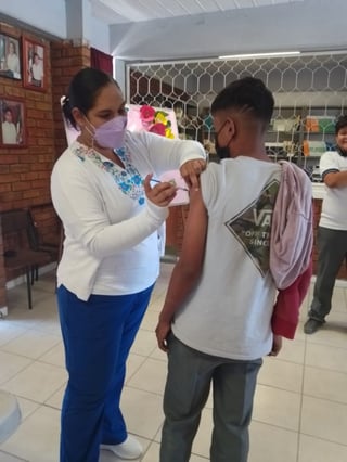 Las brigadas de vacunación acuden a las escuelas para facilitar la aplicación de las dosis a los menores de edad. (EL SIGLO DE TORREÓN)