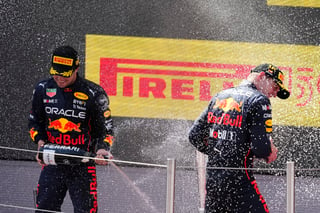 Sergio Pérez (i) y Max Verstappen durante la celebración en el podio, tras hacer el '1-2' en el Gran Premio de España.