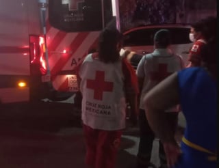 Paramédicos de la Cruz Roja arribaron al lugar y trasladaron a la lesionada a la Clínica 51 del Seguro Social.
