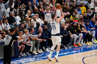Luka Doncic metió 30 puntos, bajó 14 rebotes y repartió 9 asistencias, en la victoria de los Mavericks 119-109 sobre los Warriors.
