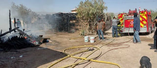 El fuego afectó dos jacales en el ejido La Perla de Torreón la mañana de este miércoles; solo se reportaron pérdidas materiales.