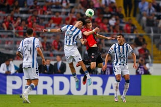 Tanto tapatíos como hidalguenses disputaron la pelota en el choque de ida, en todos los sectores de la cancha del Estadio Jalisco.