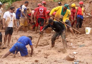 La Alcaldía de la localidad de Camaragibe también confirmó otros 6 muertos por un deslizamiento de tierra en una zona boscosa de la ciudad. (ESPECIAL)