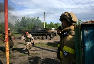 El sábado proseguían los combates alrededor de Sievierodonetsk y la vecina Lysychansk, las últimas áreas grandes bajo control ucraniano en la provincia de Luhansk. (ARCHIVO)