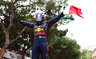 Sergio Pérez logró mantener a raya al español Carlos Sainz y ganó el Gran Premio de Mónaco, su tercera victoria en la Fórmula Uno.