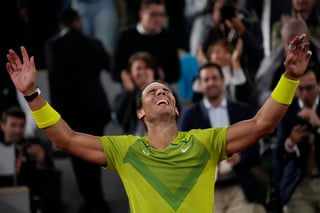 El español Rafael Nadal festeja luego de vencer a Novak Djokovic en los cuartos de final del Abierto de Francia, el miércoles 1 de junio de 2022 en París (AP Foto/Christophe Ena)


