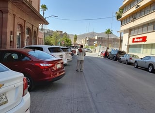 Sobre la calle Valdés Carrillo, entre Matamoros y Morelos, en la ciudad de Torreón, es fácil localizar a Don Jorge, quien ahora se dedica a cuidar automóviles.