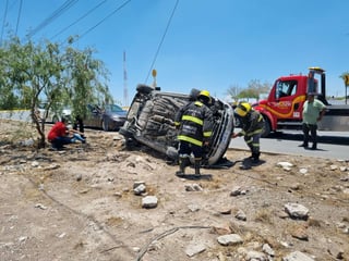 Joven conductor pierde el control y sufre volcadura en Torreón