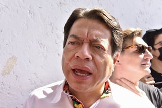 El presidente nacional de Morena, Mario Delgado Carrillo acompañó ayer a Marina Vitela a emitir su voto en la casilla 0535. (EL SIGLO DE TORREÓN)