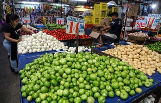 Entre los bienes y servicios cuyo incremento de precios incidieron más en la inflación, siguen destacando los casos de frutas y verduras. (ARCHIVO)