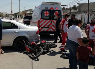 Paramédicos de la Cruz Roja arribaron al lugar para atender al lesionado, mismo que fue trasladado a un hospital de la ciudad para su valoración médica. (EL SIGLO DE TORREÓN)