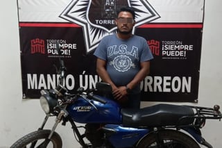 Aseguran a hombre con moto robada en Torreón