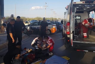 Al lugar del accidente acudieron elementos de la policía civil de Coahuila, tránsito y vialidad, así como paramédicos de la Cruz Roja quienes le brindaron los primeros auxilios al ciclista lesionado. (ARCHIVO)