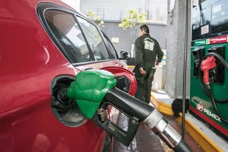García Vilchis refirió que de acuerdo con el experto en materia económica el subsidio las gasolinas no sólo beneficia a las personas de mayores ingresos. (ARCHIVO)