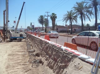 Se colocaron costales con arena en los bordes de los desniveles de la obra del Sv4C en Torreón, esto ante posibles lluvias.