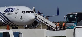 Las unidades ingresaron directamente a la plataforma del aeropuerto, donde se encontraba un avión Boeing 737 Magnicharter. (EL SIGLO DE TORREÓN)