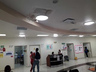 En varios pasillos del Hospital General de Torreón se pueden apreciar las deficiencias en la infraestructura física.