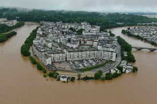 En la región autónoma de Guangxi, unas 145,000 personas fueron trasladadas a refugios y más de 10,000 viviendas resultaron destruidas. (AP)