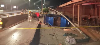 Chocan dos autos y vuelcan en la Torreón-Matamoros; a su paso derribaron señaléticas, luminarias y arrollaron a un peatón.