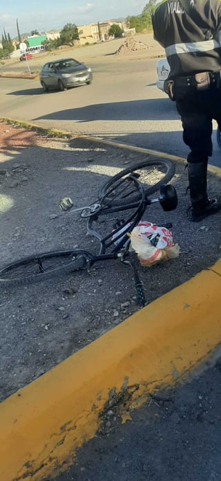 El vehículo Nissan Tsuru impactó al ciclista sobre el Libramiento Periférico de la ciudad de Lerdo.