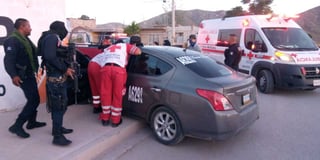 Paramédicos de la Cruz Roja atendieron al chofer del taxi.
