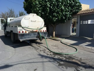 Abastecen con pipas de agua a la Alameda Zaragoza de Torreón